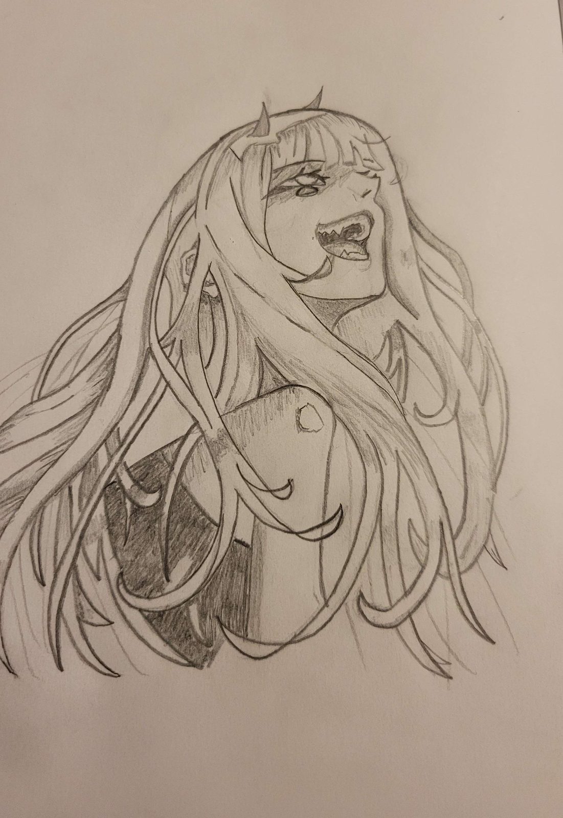 Dessin au crayon graphite d'un personnage aux cheveux longs, travail des ombrages